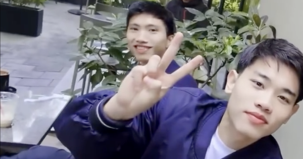 Văn Hậu lái Porsche chở Đình Bắc, còn kiên nhẫn chờ đàn em kí tặng loạt fan nhí, netizen: Thời thế đổi khác rồi!