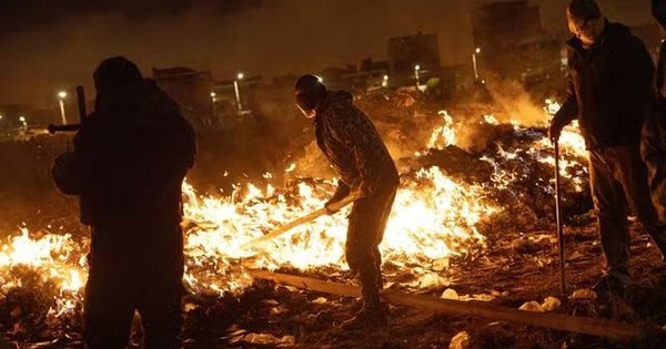 Tiền rơi trắng trời sau thảm kịch máy bay: Chính quyền Bolivia chạy đua tiêu hủy hàng triệu USD trước khi dân nghèo kịp 