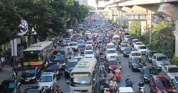 Chuẩn bị dựng rào chắn trên đường Nguyễn Trãi để thi công dự án chống ngập