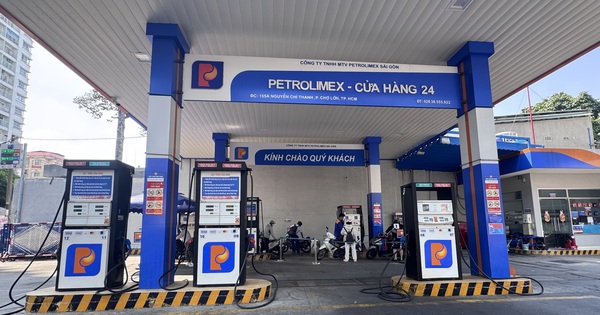 Vì sao các nước xả kho, giá dầu thế giới vẫn tăng cao?