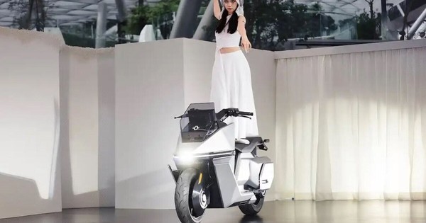 Xe máy điện tự cân bằng đầu tiên trên thế giới được sản xuất hàng loạt