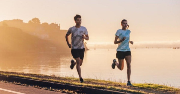 Chạy 30 phút buổi sáng hay đi bộ 60 phút buổi tối tốt cho sức khoẻ hơn?