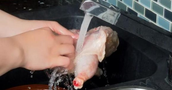 Rửa thịt dưới vòi nước: Thói quen tưởng 