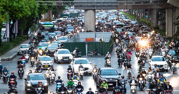 Lô cốt chiếm 1/3 lòng đường, người Hà Nội chật vật nhích từng mét về nhà