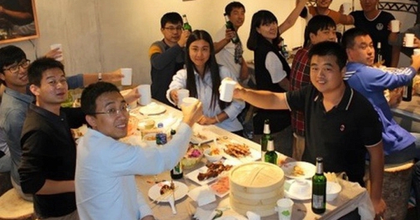 Đi họp lớp, các bạn khoe giàu còn tôi nói vẫn nợ 2 tỷ đồng: Về đến nhà, nhận được tin nhắn cả đời không thể quên