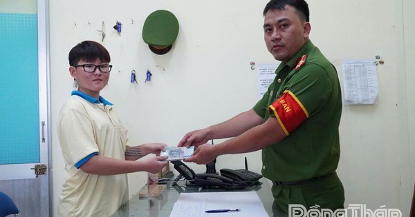 Lương chỉ 6 triệu/tháng, nhưng tài khoản nhận được 30 triệu: Nữ công nhân sinh năm 2007 rút tiền rồi đến công an