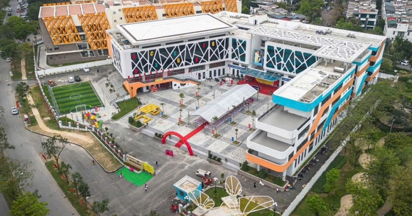 Giáo viên chia sẻ bên trong trường tiểu học 