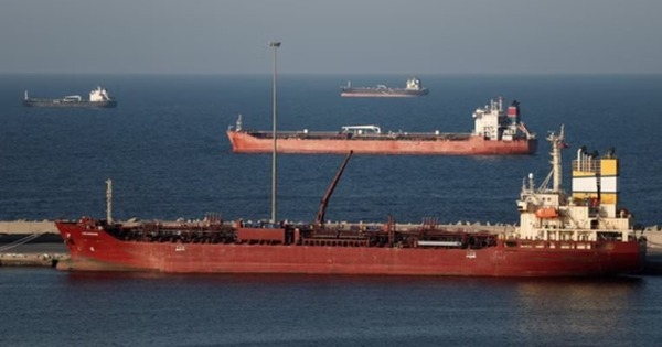 Iran bất ngờ cho phép tàu chở dầu một quốc gia châu Á đi qua eo biển Hormuz, hơn 100.000 thùng dầu sẽ cập cảng trong ngày 19/3