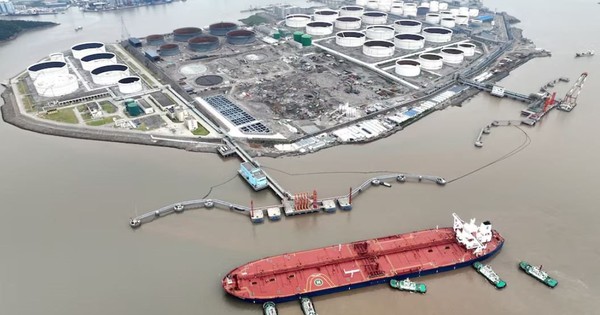 Tăng tích trữ dầu thô rồi 