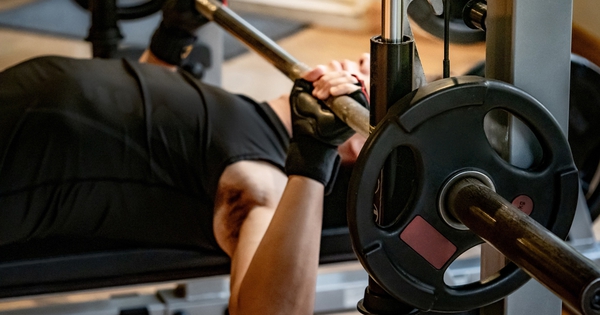 Người đàn ông suýt chết trong khi tập thể dục, bác sĩ cảnh báo: Phải làm điều này trước khi tập