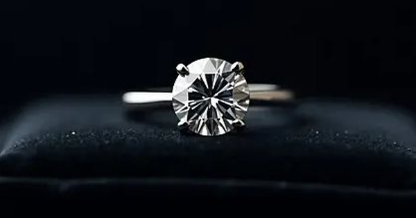 Tài xế taxi phát hiện nhẫn kim cương 100 triệu đồng cùng loạt giấy tờ nằm chơ vơ trên xe, công an dùng các biện pháp nghiệp vụ vào cuộc