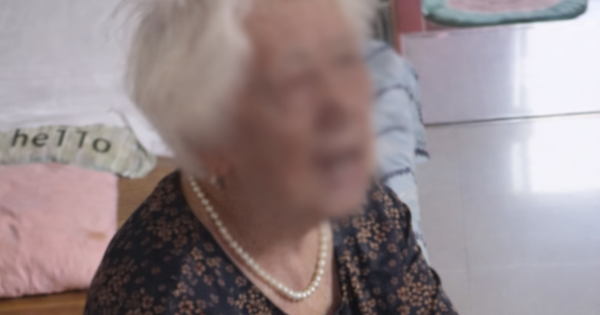 Bà nội nuôi cháu suốt 10 năm, ngày cháu đỗ ĐH còn mừng 300 triệu nhưng một câu nói của cháu lại khiến bà "muối mặt"