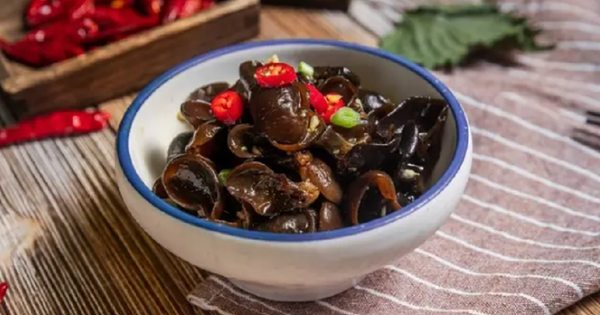 Chỉ ngâm mộc nhĩ trong nước, coi chừng bạn đang ăn phải trứng côn trùng