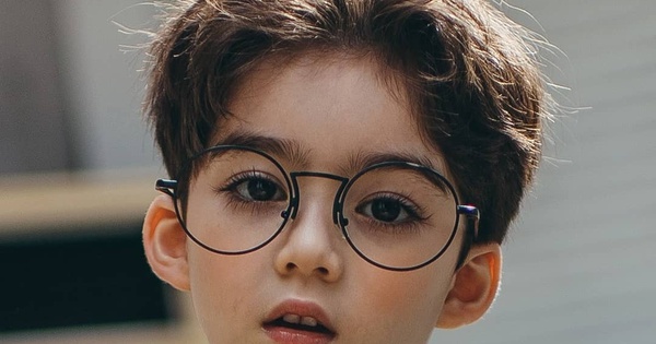 Bé trai nổi tiếng toàn cầu vì đôi mắt đẹp như tranh vẽ giờ ra sao?