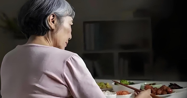 57 tuổi sống chung với bạn trai, mỗi tháng trả 3,5 triệu tiền sinh hoạt: Tôi nhận ra mình đang “trả tiền để làm giúp việc”