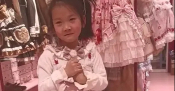 Bức ảnh bé gái trong cửa hàng quần áo 