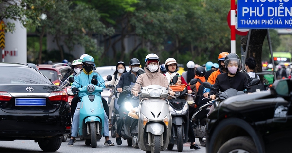 Ảnh, clip: Xe máy nối đuôi nhau, rồng rắn đi ngược chiều ở Hà Nội