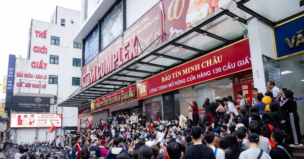 Giá vàng giảm mạnh, người Hà Nội chen chúc từ rạng sáng “bắt đáy”: 