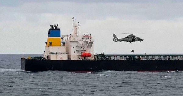 Tàu chở dầu nghi của Nga mang khoảng 1,5 triệu thùng dầu đang di chuyển bất ngờ bị vây bắt giữa biển Địa Trung Hải