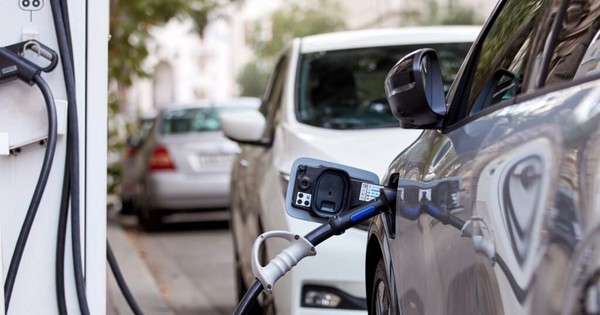 Việt Nam vượt EU và Mỹ về tỷ lệ chuyển đổi xe điện: Khi EV không còn là lựa chọn xanh mà là 