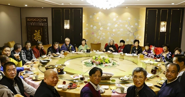 Đi họp lớp, bạn bè khoe làm giám đốc, trưởng phòng, tôi nói mình làm shipper: Về đến nhà, nhận được tin nhắn khó có thể quên