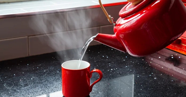 Vì sao người Trung Quốc thích uống nước nóng ngay cả trong mùa hè?