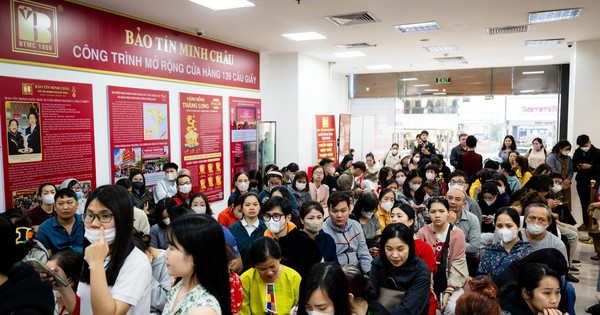 Cảnh tượng khó tin trên phố Cầu Giấy: “ATM vàng” chạy hết công suất, khách ngồi kín chỗ