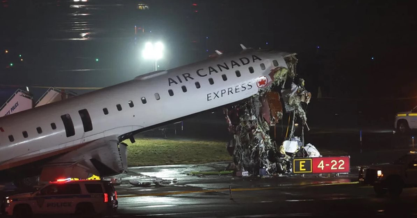 Máy bay nát đầu sau cú đâm trực diện vào xe cứu hỏa, cơ trưởng và cơ phó tử nạn trong buồng lái