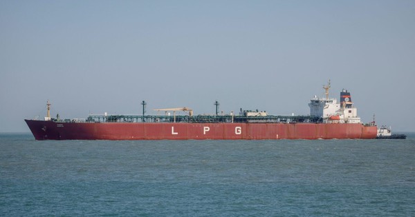 Phát hiện hai tàu chở khí đốt treo cờ Ấn Độ tiến sát Iran, vượt eo biển Hormuz giữa căng thẳng leo thang