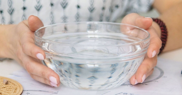 Vì sao nên đặt bát nước quanh phòng khi đi du lịch?