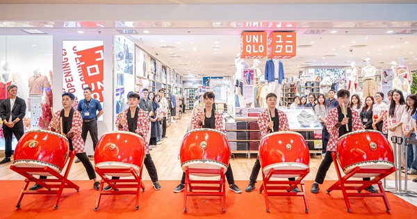 Hàng trăm khách hàng xếp hàng dài trước cửa hàng UNIQLO Hanoi Centre