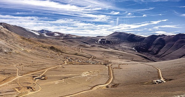 Khoan thẳng đứng xuống lòng đất, phát hiện 80 triệu ounce vàng bạc và 12 triệu tấn đồng