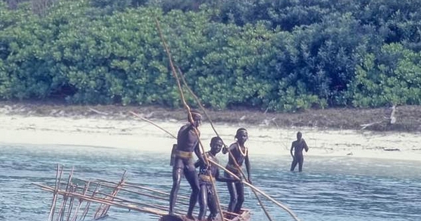 Một lon Coca-Cola du khách để lại có thể xoá sổ cả một bộ lạc