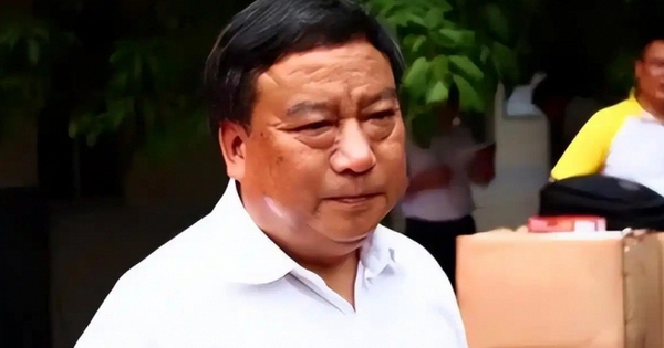 Thầy Hiệu trưởng bị chê trách vì dạy học sinh môn 