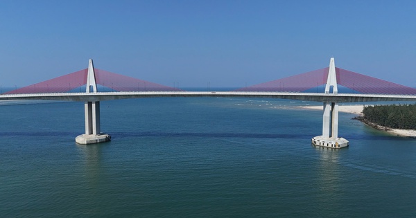 Cận cảnh cầu vượt biển dài nhất miền Trung đang chờ thông xe ở Huế