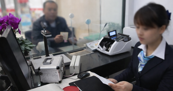 Cha ung thư giai đoạn cuối ra ngân hàng yêu cầu giữ 191 triệu, còn lại chuyển cho con trai, con gái đứng bên: 