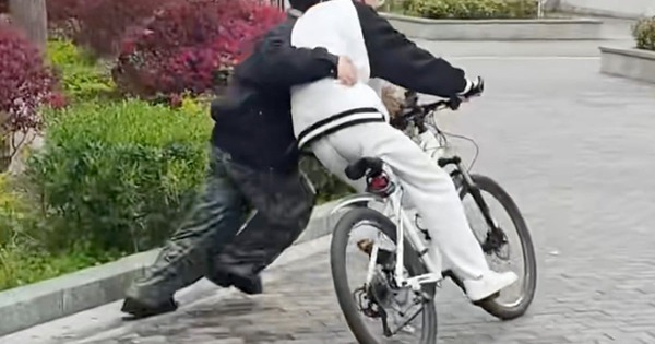 Thạc sĩ Trung Quốc kiếm tiền tỷ nhờ nghề dạy đạp xe cho người lớn!