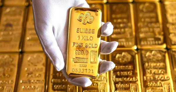 Quỹ vàng lớn nhất thế giới “xả” hàng tấn vàng khi giá lao dốc