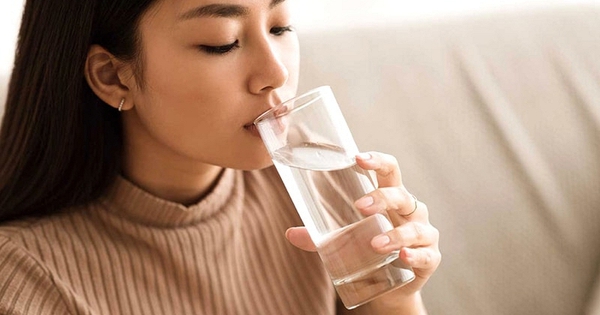 Ngủ dậy nên đánh răng trước hay uống nước trước? Nhiều người đang làm sai