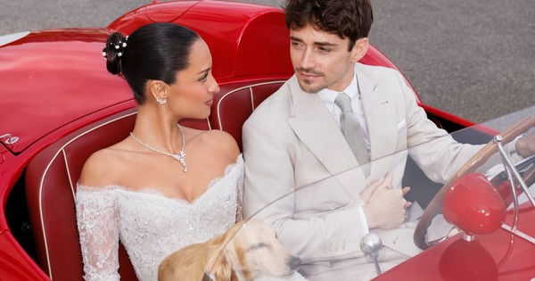 Cô dâu hot nhất toàn cầu ngồi siêu xe 300 tỷ về dinh: Mặt thiên thần body ác quỷ, mặc đẹp đến nỗi mỗi khung hình đều hóa bìa magazine