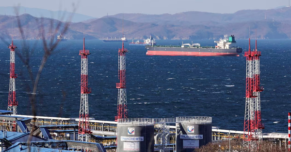 Mất nguồn cung từ Iran, một khách hàng khác lại tìm đến Nga, chuẩn bị nhập một lúc 10 triệu thùng dầu