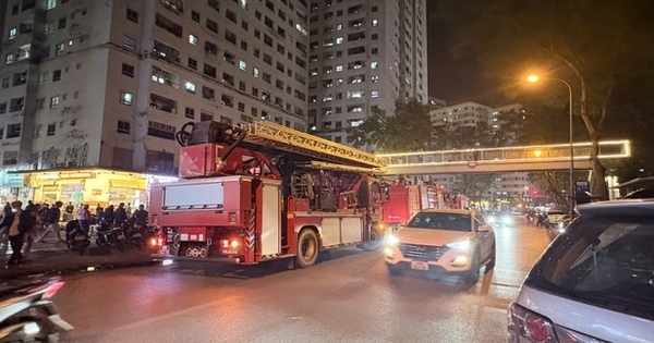 Cháy căn hộ tầng cao ở chung cư HH Linh Đàm: Khói đen cuồn cuộn, 1 người ngạt khói phải nhập viện