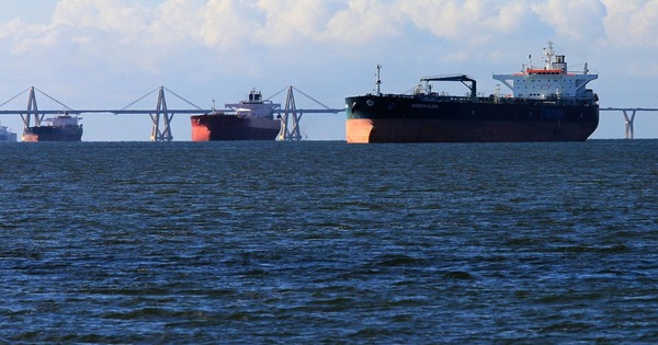 Nổ tàu chở dầu ngoài khơi Kuwait