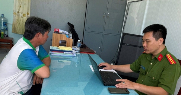 Tịch thu hàng loạt các tờ tiền VNĐ, tiền xâu, cùng 6 điện thoại di động, 8 xe mô tô tại nhà của người đàn ông SN 1971