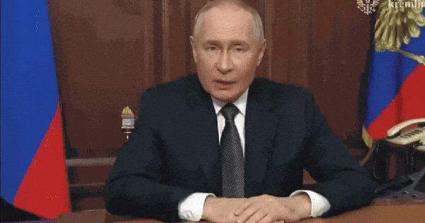 Cháy lớn tàu treo cờ Nga, Kremlin ồ ạt trả đũa Kiev - Ông Putin ban sắc lệnh nóng, quân đội thay đổi từ hôm nay