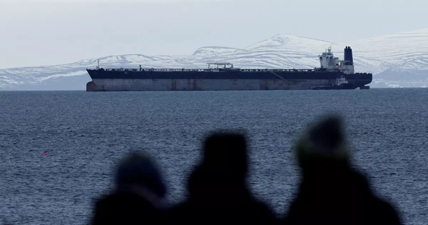 Iran tấn công tàu chở dầu Mỹ trên Vịnh Ba Tư, ra tuyên bố về Eo biển Hormuz