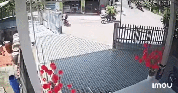 Chủ nhà mở toang cổng để “đón” khách lạ thường xuyên lao xe vào tận cửa: Hé lộ chuyện phía sau