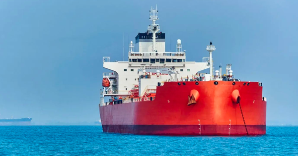 Đang di chuyển thì bất ngờ quay đầu, 2 tàu chở 1,4 triệu thùng dầu Nga tìm thấy khách sộp mới ngay giữa đường đi