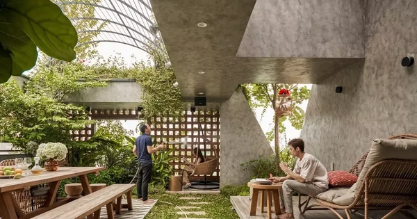 Ngôi nhà hướng Tây với 'lớp áo' bao bọc bằng gạch đỏ