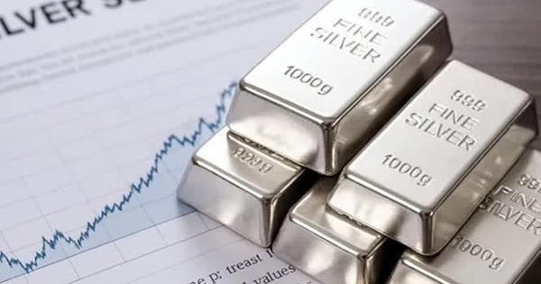 Một thế lực bán gần 140 tấn bạc trong một ngày